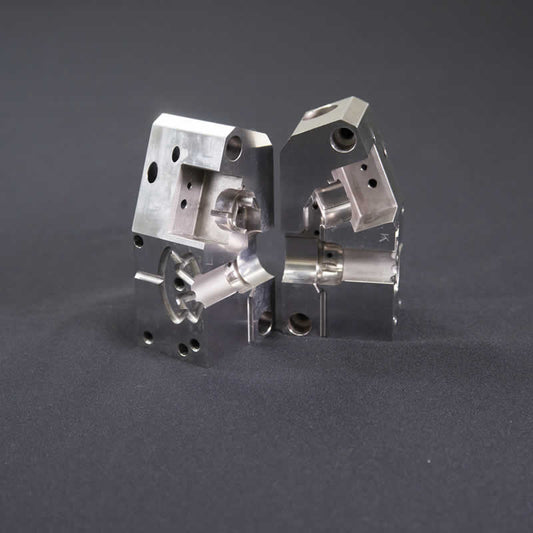 プラスチック金型部品 プラスチック流し込み 金属 対 内部